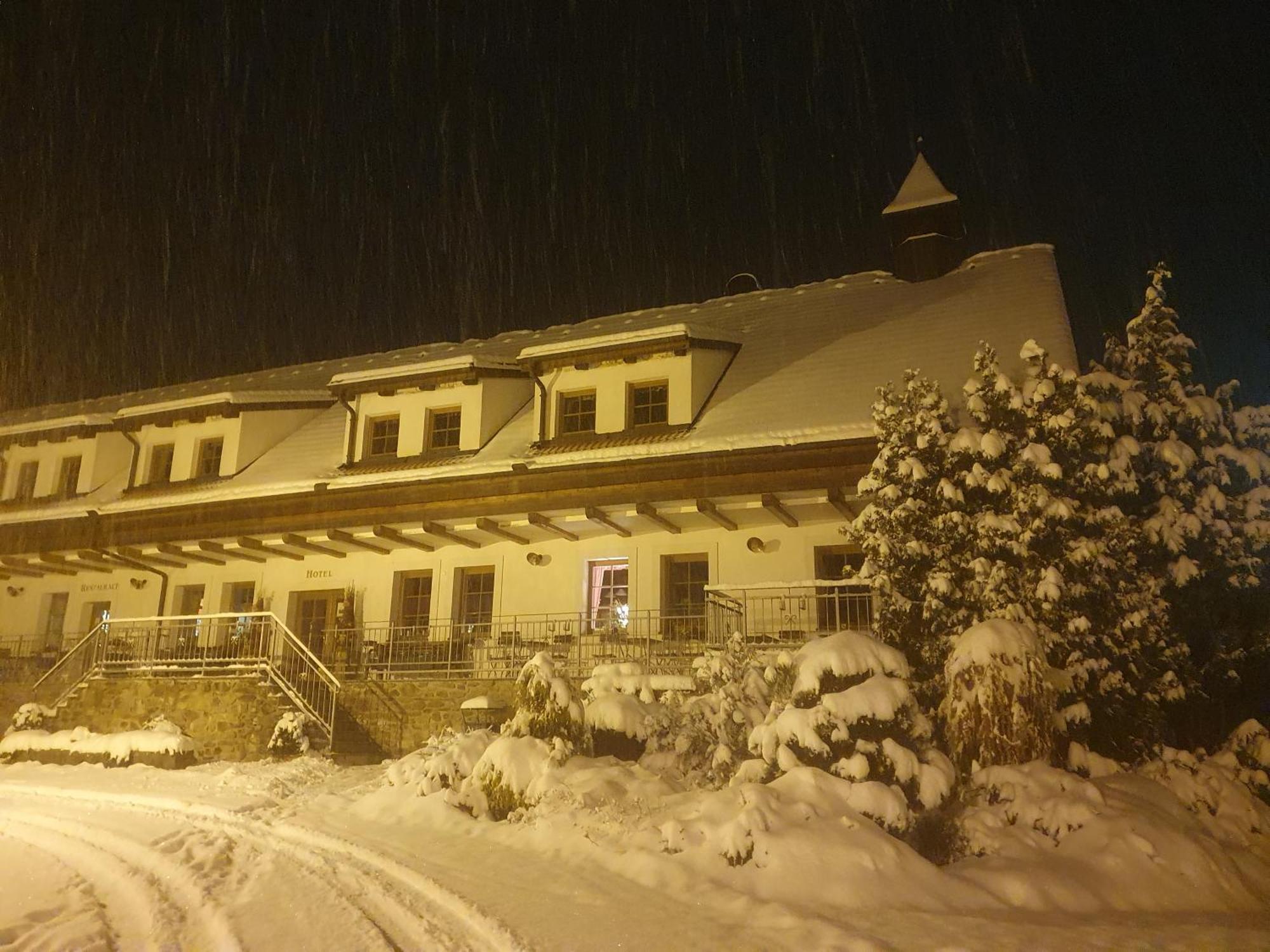 Hotelovy A Jezdecky Areal Dvur Krutenice Luaran gambar