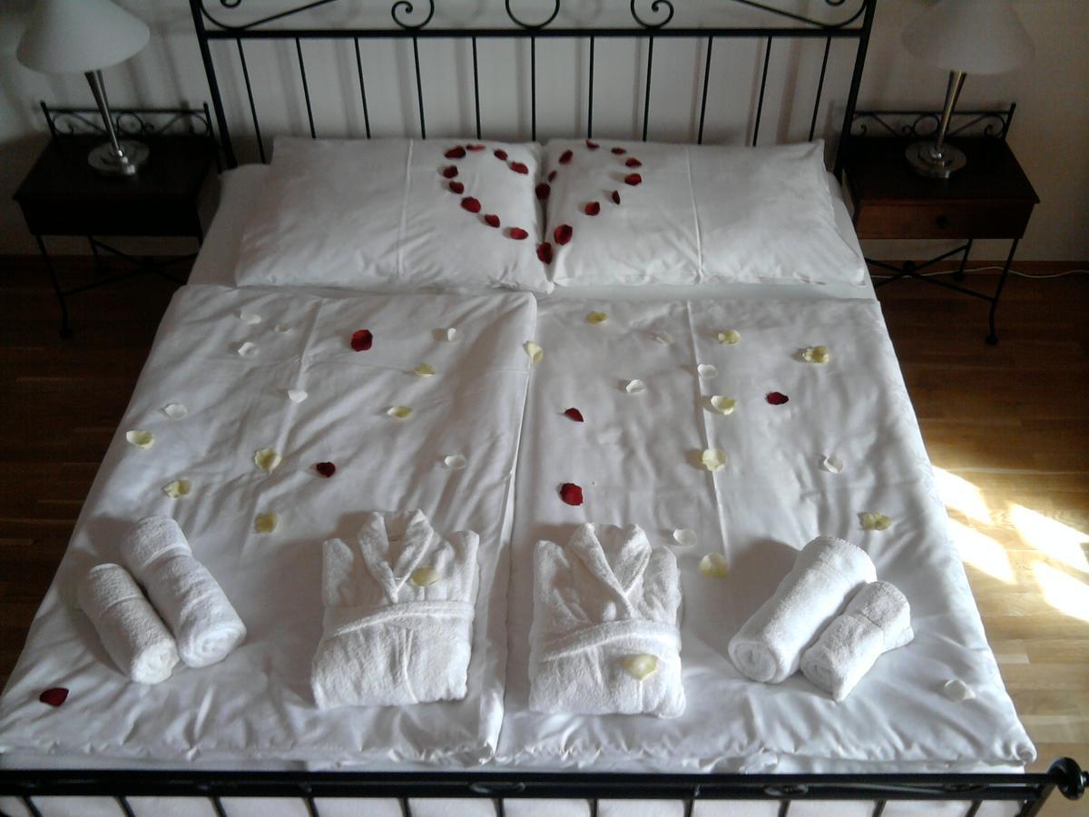 Hotelovy A Jezdecky Areal Dvur Krutenice Luaran gambar